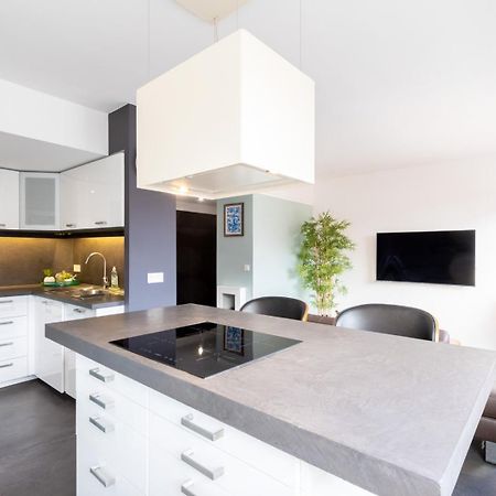 Hypercentre: Apartment Near Station With Parking ليل المظهر الخارجي الصورة
