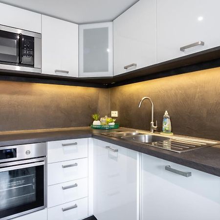 Hypercentre: Apartment Near Station With Parking ليل المظهر الخارجي الصورة